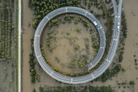 Trung Quốc “căng mình” vừa chống dịch COVID-19 vừa chống lũ