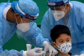 Đối phó với làn sóng dịch COVID-19 mới: Cần thiết tiêm vắc xin mũi 3 và 4