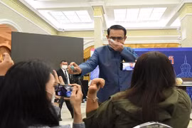 Thủ tướng Thái phun dung dịch sát khuẩn vào mặt phóng viên
