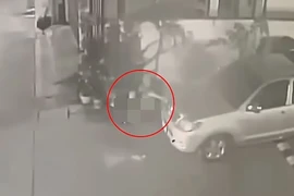 Sinh con khi đang tham gia lễ hội, bà mẹ trẻ hành động sốc