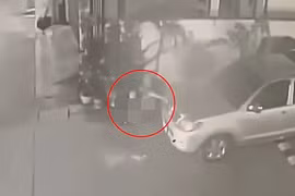 Sinh con khi đang tham gia lễ hội, bà mẹ trẻ hành động sốc