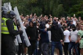 Anh triển khai cảnh sát kiểm soát biểu tình bạo lực 