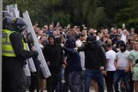 Anh triển khai cảnh sát kiểm soát biểu tình bạo lực 