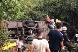 Xe chở 36 người lao xuống vực sau va chạm xe tải trên đèo Bảo Lộc