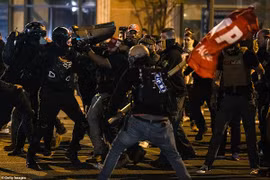 Bạo lực bùng phát trong biểu tình giữa phe ủng hộ và chống ông Trump