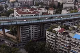 Kinh ngạc cầu vượt cao tốc nằm trên nóc loạt chung cư