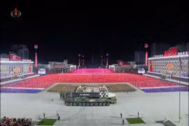 Triều Tiên phô diễn mẫu tên lửa mới, Mỹ kêu gọi đàm phán