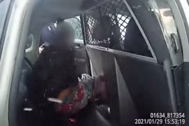 Cảnh sát xịt hơi cay vào bé gái 9 tuổi 