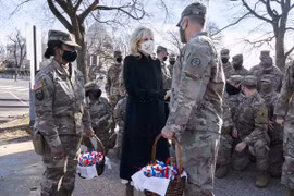 Tân Đệ nhất phu nhân Mỹ tặng bánh cho Vệ binh Quốc gia