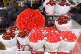 Xếp hàng dài cả tiếng mua hoa tặng mẹ, người yêu ngày 8/3