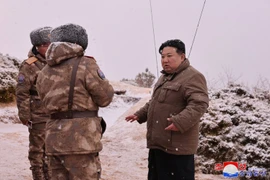 Ảnh: Ông Kim Jong Un chỉ đạo thử tên lửa phóng từ tàu ngầm