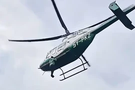 Kinh hãi thanh niên Kenya đu càng đáp trực thăng giữa không trung