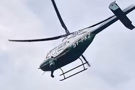 Kinh hãi thanh niên Kenya đu càng đáp trực thăng giữa không trung