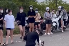 Hai nữ sinh đánh nhau, hàng chục bạn đứng xem, quay clip