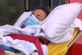 Chồng dũng cảm chiến đấu với cá mập để cứu vợ