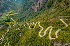 Khám phá cung đường ven núi, xuyên hầm ngoạn mục nhất châu Âu