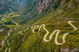 Khám phá cung đường ven núi, xuyên hầm ngoạn mục nhất châu Âu