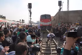 Dùng răng kéo đoàn tàu nặng 279 tấn, lập kỷ lục thế giới