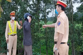 Video: Từ chối đo nồng độ cồn, gọi điện thoại cho “người thân“ và cái kết