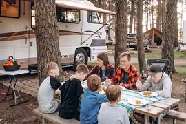 Cận cảnh ngôi nhà di động của gia đình 7 người ở Mỹ 