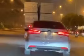 Clip: Xe container chở gạch “làm xiếc” giữa đường quốc lộ