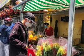 Người dân TP.HCM vội vã mua sắm cúng rằm tháng Bảy