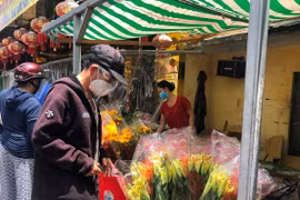 Người dân TP.HCM vội vã mua sắm cúng rằm tháng Bảy