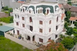 Chiêm ngưỡng biệt thự gỗ gõ đỏ châu Phi độc đáo ở Hà Nội