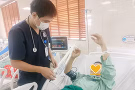 Người đàn ông bất ngờ bị méo miệng, liệt nửa người lúc ăn cơm trưa