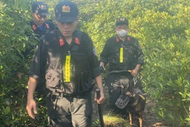 Cảnh sát lội bùn, rà soát đầm lầy 8ha truy tìm 2 phạm nhân trốn trại