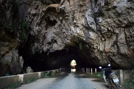 Con đường xuyên hang động tự nhiên có 1-0-2 ở Việt Nam