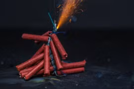 Đốt pháo trái phép, 3 người đàn ông bị xử phạt 18 triệu