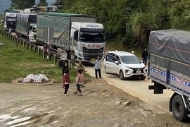 Sạt lở nghiêm trọng trên đèo Lò Xo, giao thông ách tắc