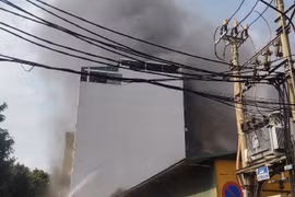 Hà Nội: Cháy lớn tại cửa hàng cơ khí, phế liệu