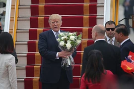 Video: Gặp cậu bé bất ngờ được Tổng thống Trump tặng hoa