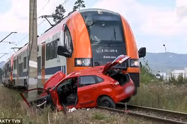 Thiếu nữ Ba Lan lái xe vào đường ray, thầy dạy lái nhảy ra và cái kết
