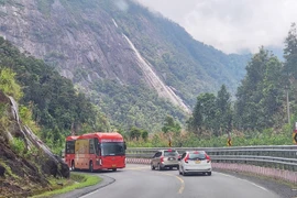 Tận hưởng khoảnh khắc "chill" ngút ngàn trên đỉnh đèo Khánh Lê