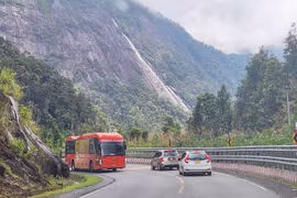 Tận hưởng khoảnh khắc "chill" ngút ngàn trên đỉnh đèo Khánh Lê