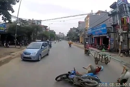 Video: Xe máy lạng lách vượt ẩu, 2 thanh niên suýt chết trước đầu xe tải