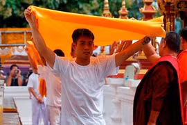 Video: Đội bóng nhí Thái Lan xuống tóc đi tu