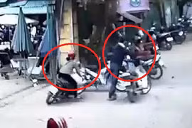 Video: Phụ nữ lái xe máy xoay tròn, húc ngã nam thanh niên