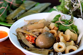 Bún cua - đặc sản của phố núi Pleiku, nhiều khách vừa ăn vừa bịt mũi