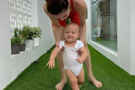 Hồ Ngọc Hà khoe trai út tập catwalk với cặp đùi to bằng chân mẹ