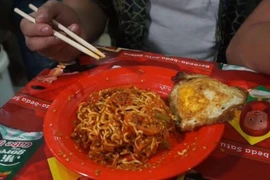 Món mỳ cay gây mất thính giác ở Indonesia