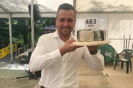 Kỳ lạ: Phô mai bốc mùi hôi hám nhưng có giá gần 400 triệu