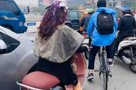 Đang nhuộm tóc bỗng cô gái vội vàng phi ra đường