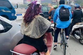 Đang nhuộm tóc bỗng cô gái vội vàng phi ra đường