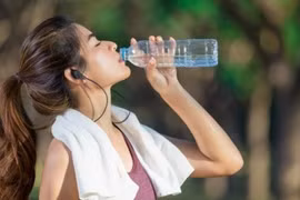 6 biểu hiện cho thấy cơ thể bạn đang khô hạn, cạn kiệt nước