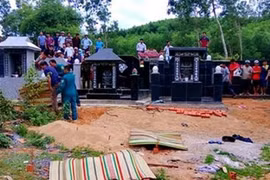 Đưa mẹ ruột ra nghĩa địa rồi “trừ tà” bằng dao, đá đến tử vong