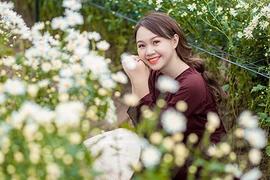 Hot girl Tuyên Quang diện áo bà ba bên cúc họa mi